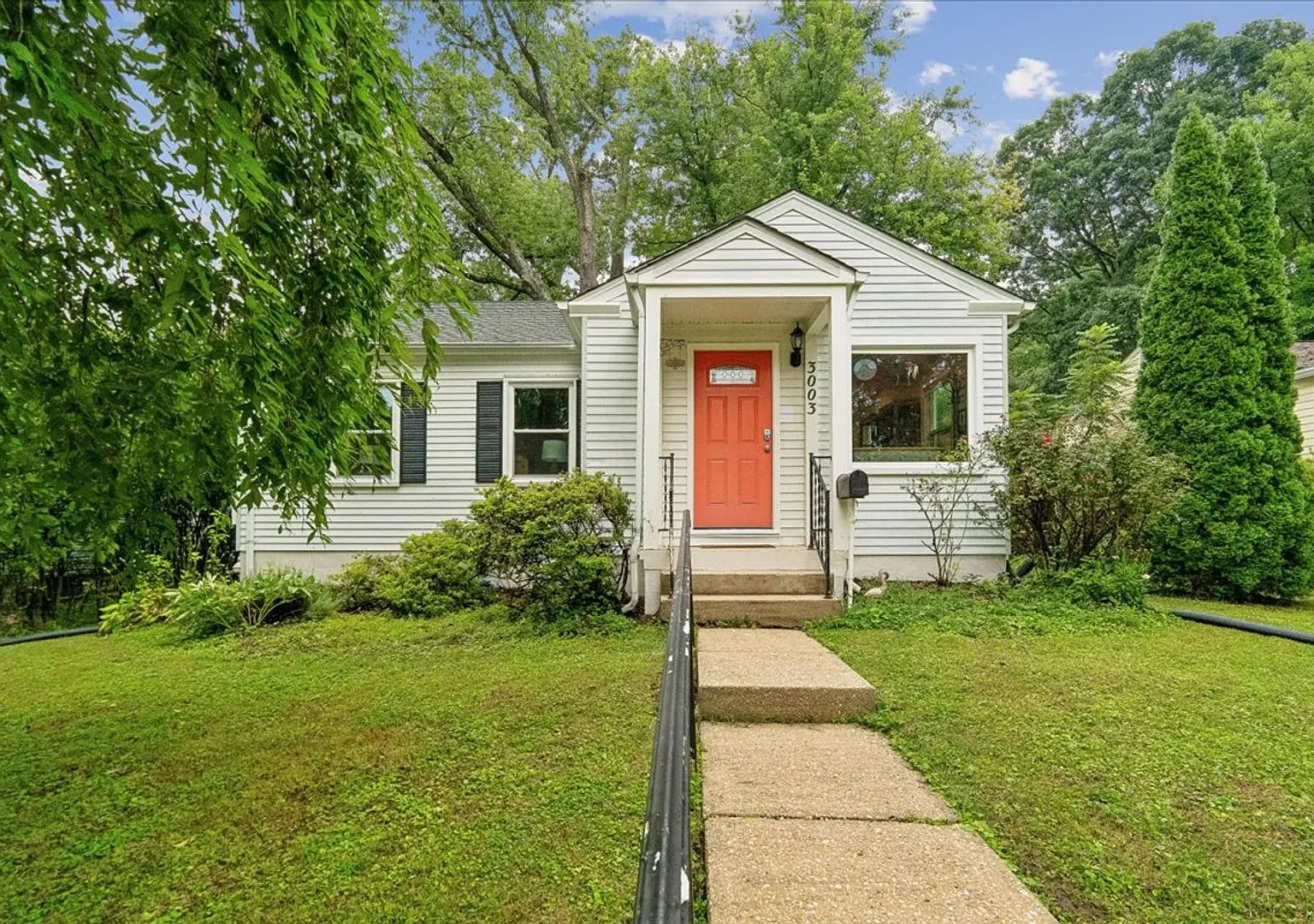 Beautifully updated 4 BE Bungalow in Kensington, awesome deck overlooking large backyard! — Photo 1