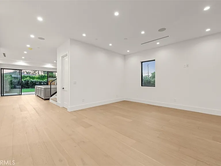 8065 Lloyd Ave — Photo 3