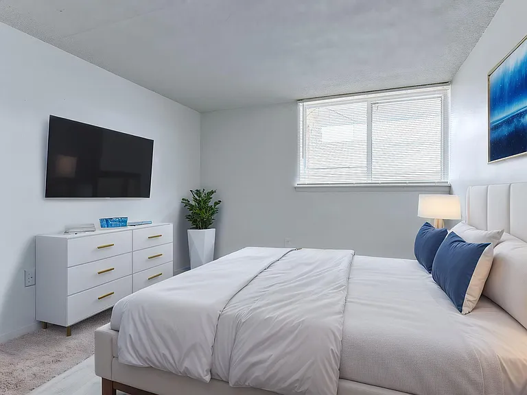 Ivanhoe Apartments — Photo 7