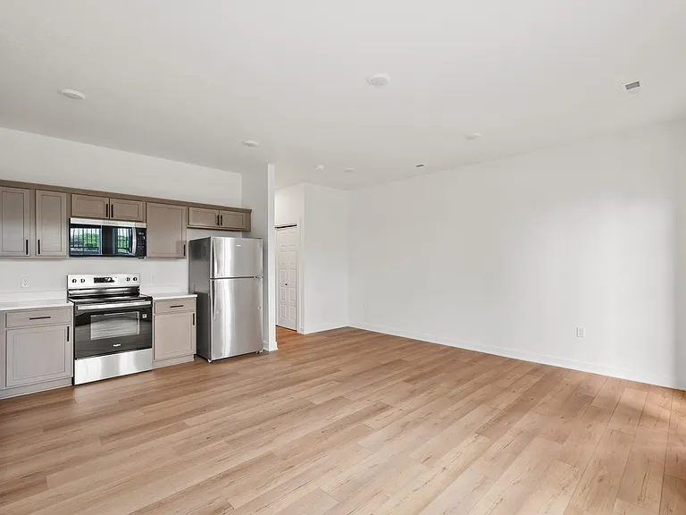1135 SW 11th St — Photo 28