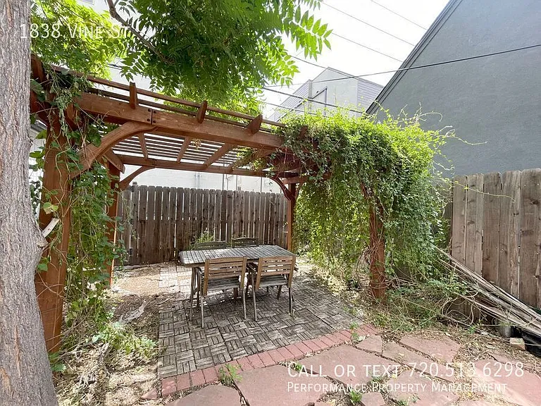1838 Vine St — Photo 32