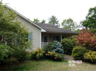 2082 Lake Acres Dr, Hickory, NC 28601