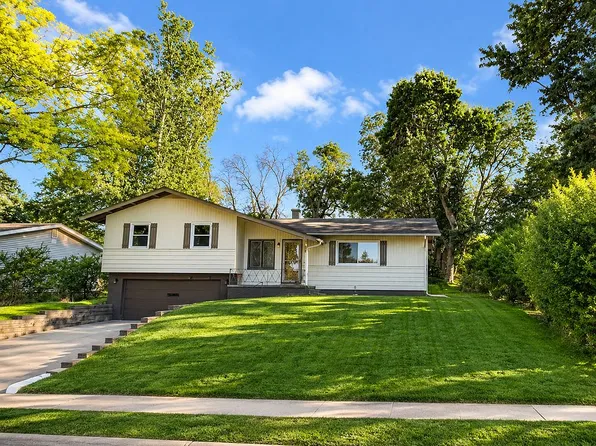 9507 Binney St, Omaha, NE 68134
