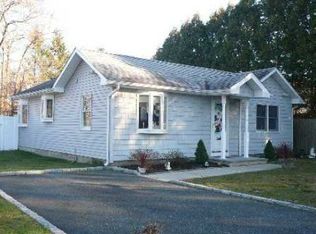 25 Emery Ln, Centereach, NY 11720