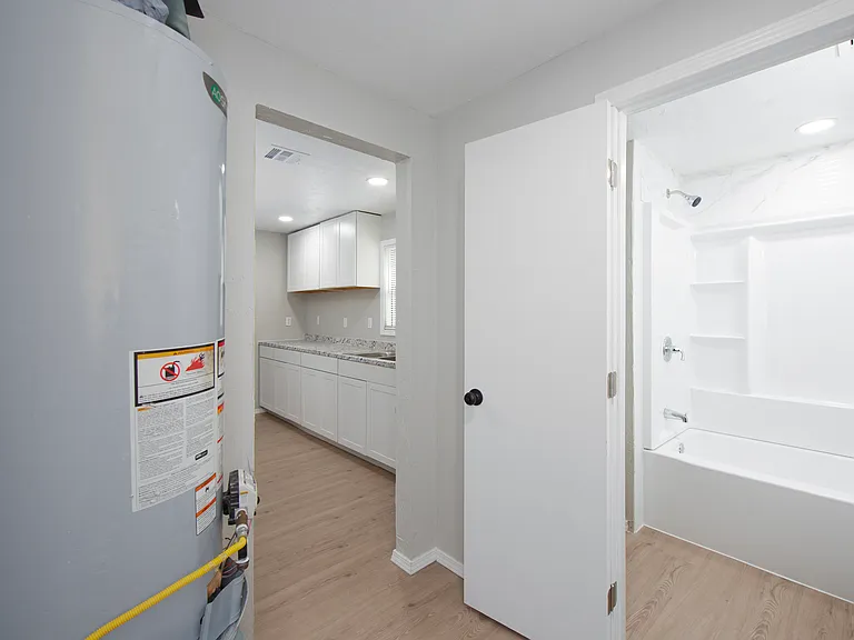 227 W Johnson St — Photo 14
