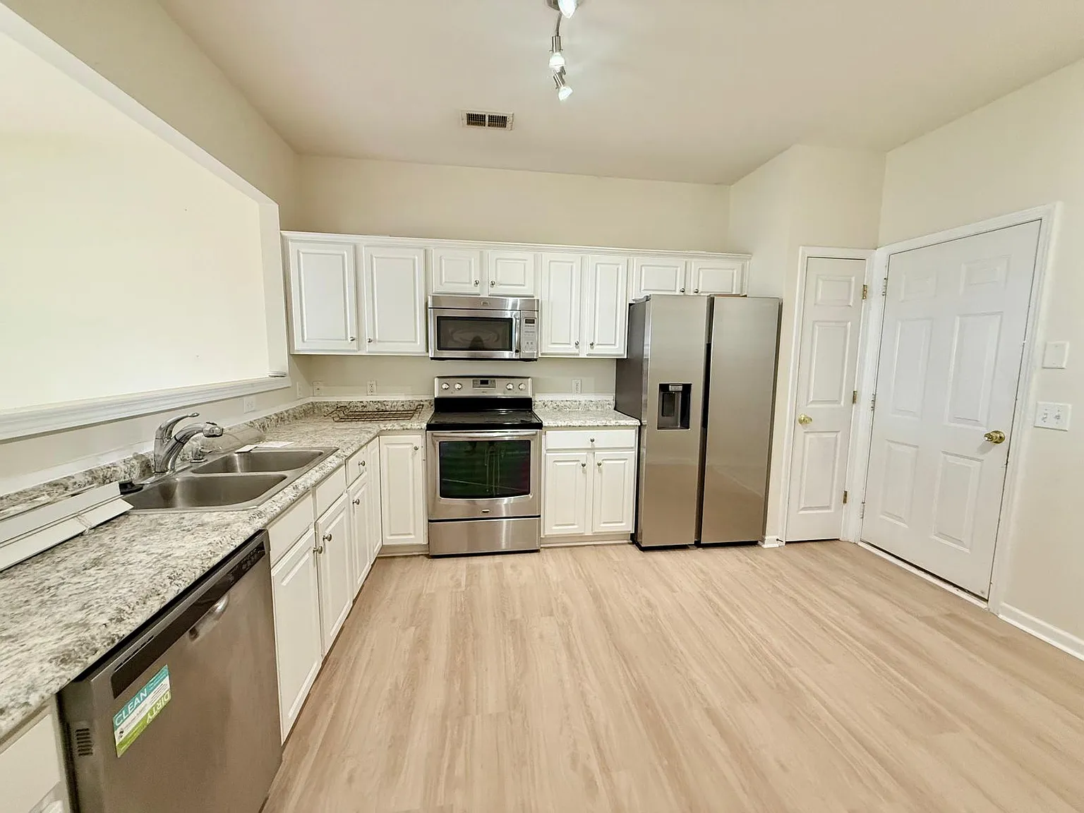 3 bed, 2.5 bath, 1776 sqft, $2,200 — Photo 3