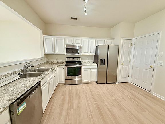 3rd image of 10212 Garmoyle St