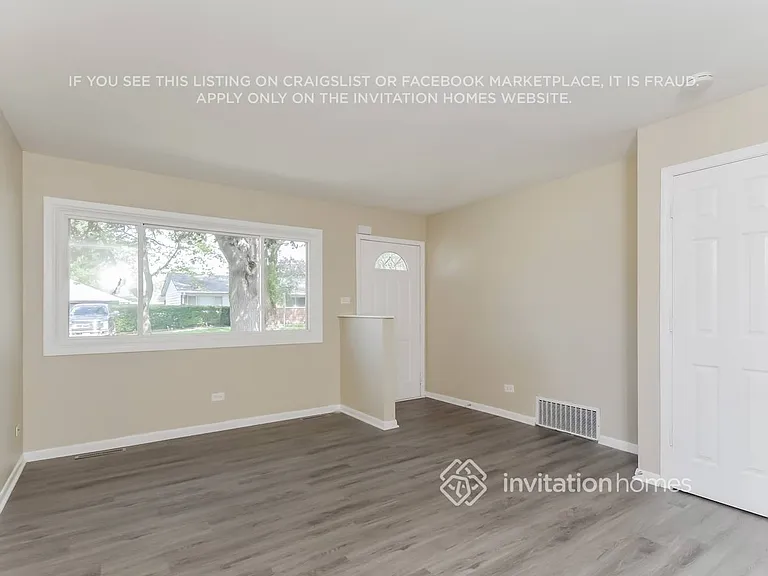 1694 Clifford St — Photo 8
