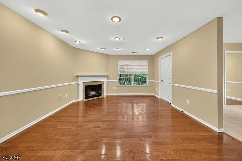 3 bed, 2.5 bath, $4,200 — Photo 4