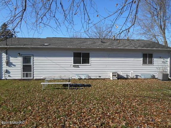 3rd image of 921 Meadowlane Dr