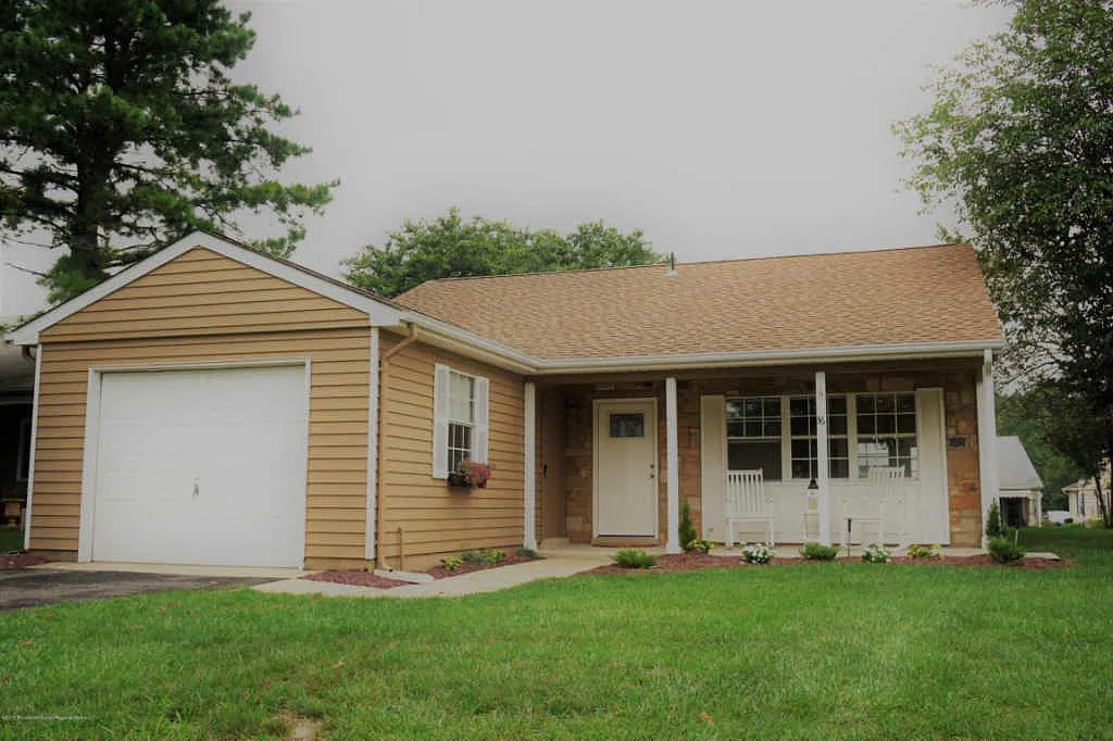 36 Buckingham Dr photo 1