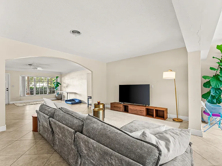 1270 SW 8th St — Photo 8