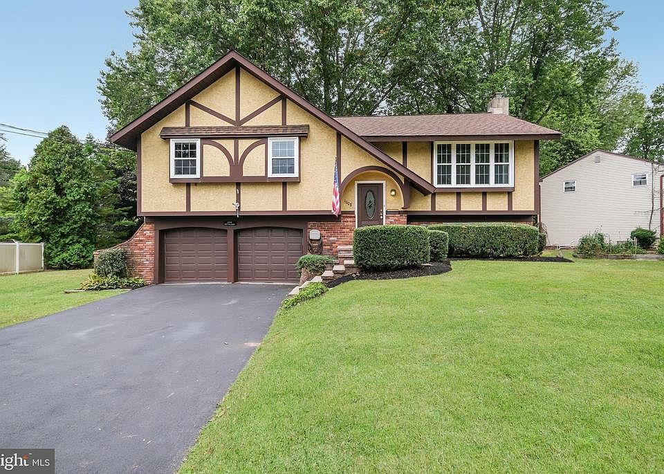 1st image of 1008 Surrey Ln