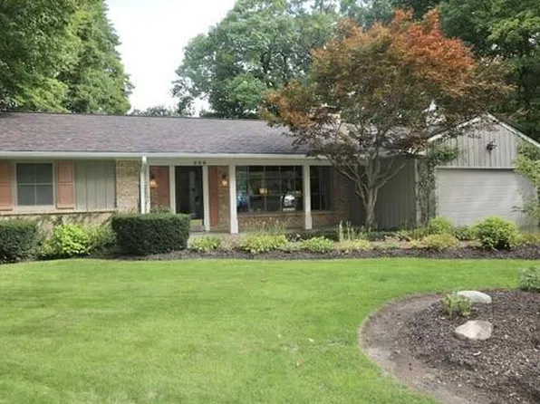 590 E Ravenswood Hills CIRCLE, Brookfield, WI 53045
