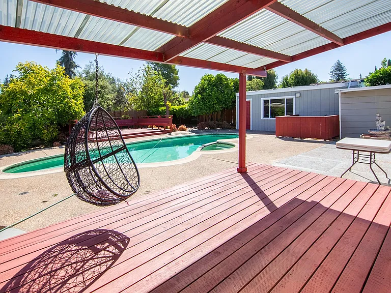 330 Beverly Ave — Photo 5