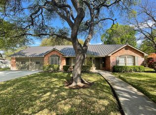 910 Laurel St, Uvalde, TX 78801