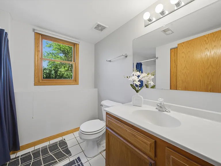 752 Rosanne St — Photo 22