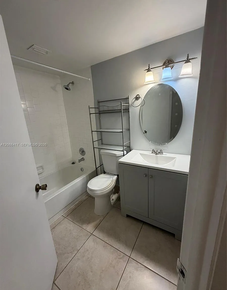 Las Vistas At Doral Condo — Photo 2