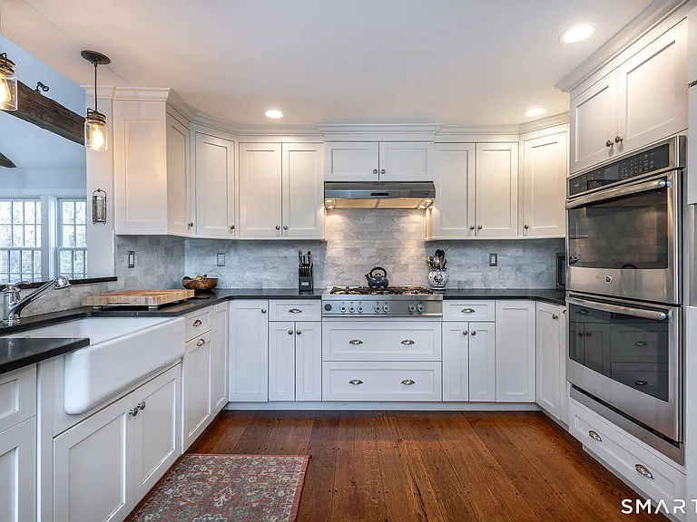 255 Woodbury Rd — Photo 10