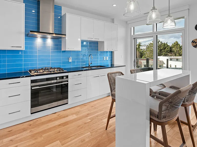 916 Lyall St #312 — Photo 3