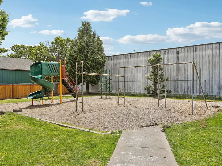 Woodfield Apartments — Photo 6