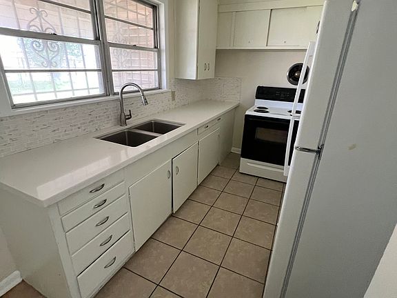 2nd image of 721 E Crockett Ave