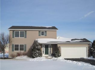 6803 Erica Ln, Lockport, NY 14094