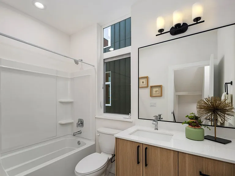 546 S Cloverdale St #A — Photo 6