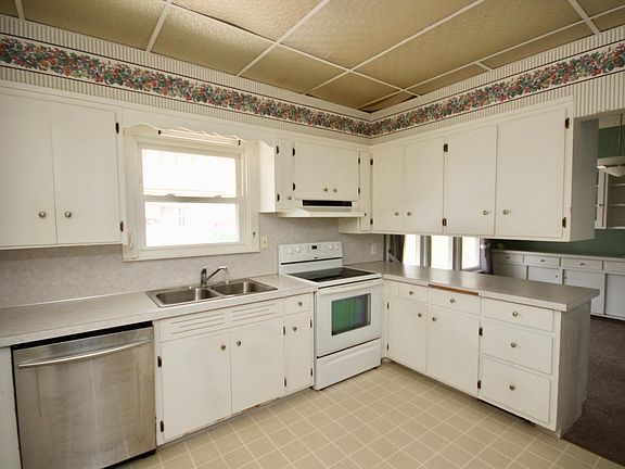3rd image of 3442 30th St SW
