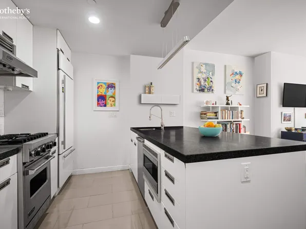 261 West 28th Street image 1 of 4
