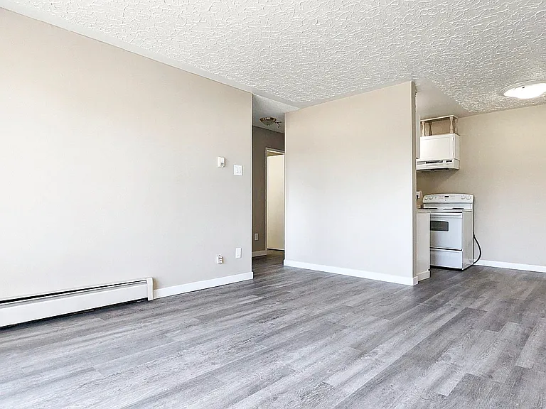 1438 Queensway — Photo 14