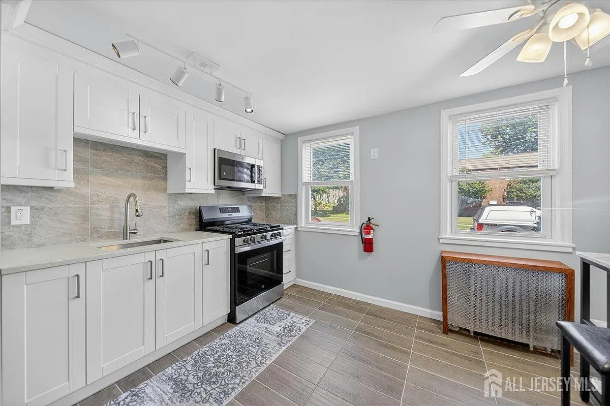 1 bed, 1.0 bath, $1,800 — Photo 1