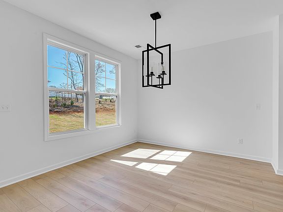 4th image of 180 Hunter Ridge Dr