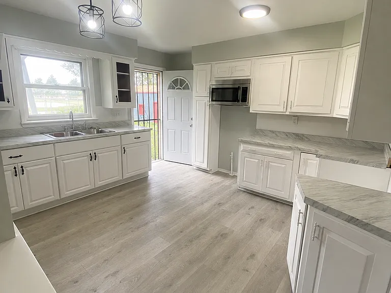 1074 W Woodruff Ave — Photo 2