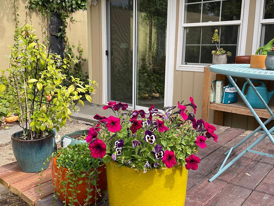 1bd/1ba unit in corner of house