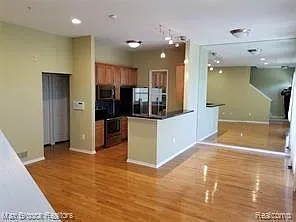 2 bed, 2.5 bath, 1324 sqft, $2,200 — Photo 4