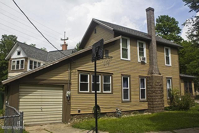1st image of 207 Oak St