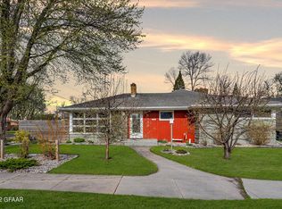 1530 Robertson Ct, Grand Forks, ND 58201