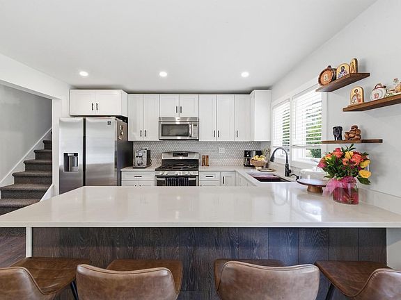 3rd image of 11810 W Howard AVENUE