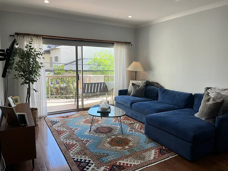 612 S Barrington Ave — Photo 2