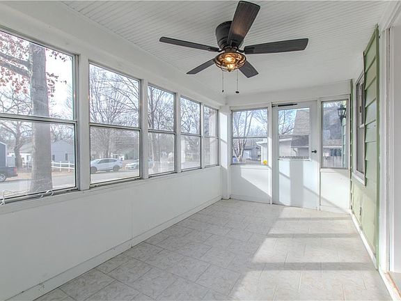 3rd image of 904 Pinkston St