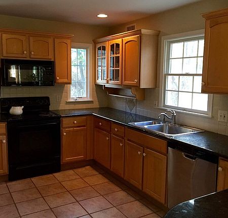 3rd image of 11 E Moriches Blvd