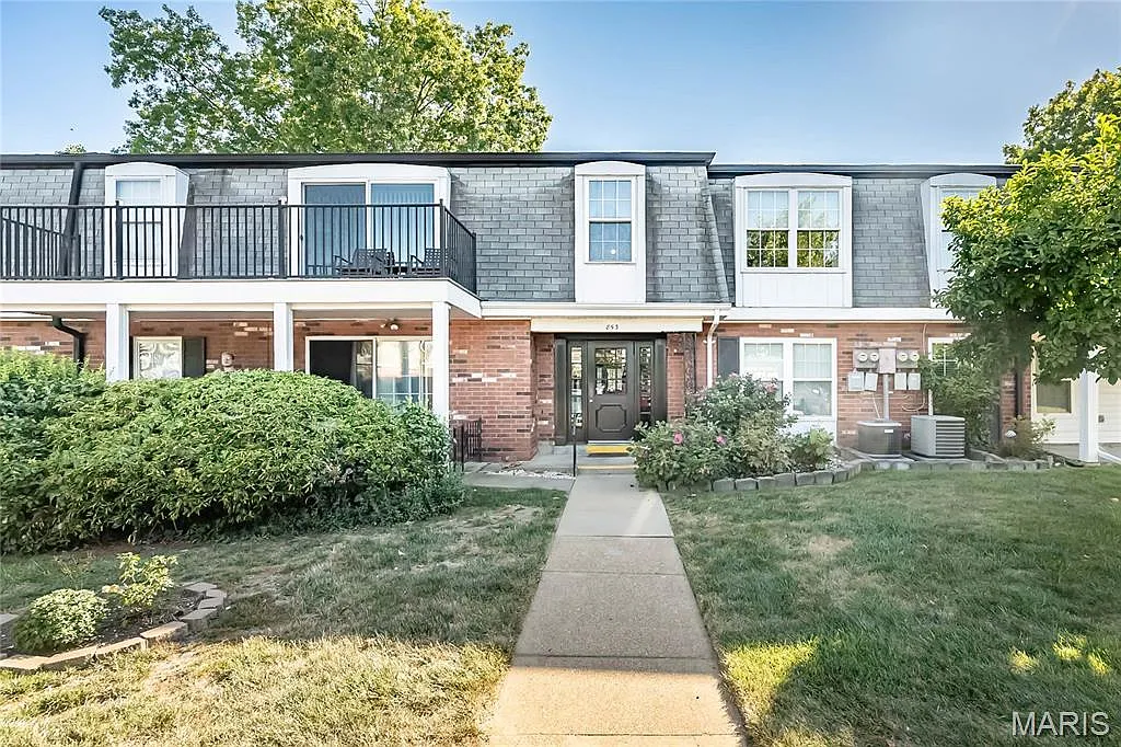 853 Dumont Pl APT B photo 1