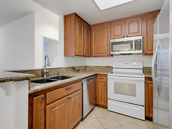 4th image of 510 Camino De La Reina Unit 135