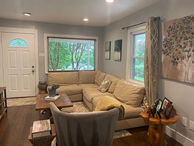 3 bed, 884 sqft, $2,950 — Photo 2