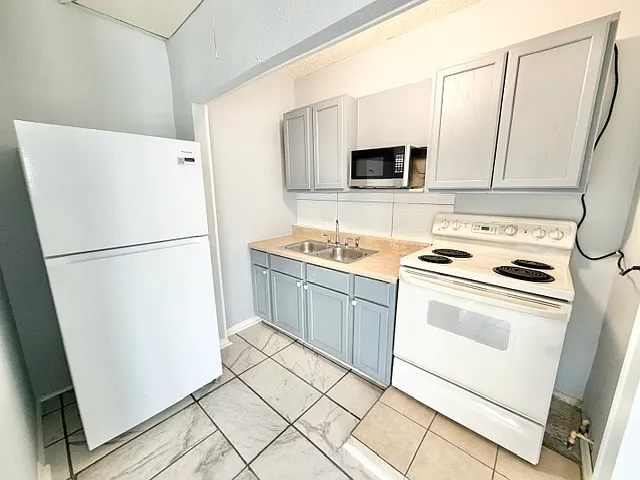 1084 Shepherd Ave #B — Photo 2