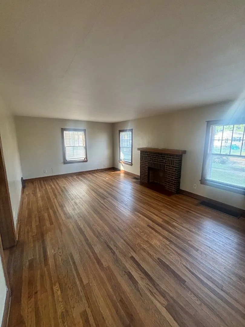 Charming 4 Bedroom 1.5 Bath Home in Lorain — Photo 3