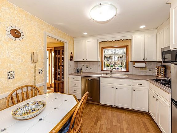 3rd image of 42 Drum Ln