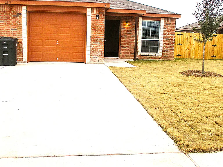 1511 Justin Loop #B — Photo 1