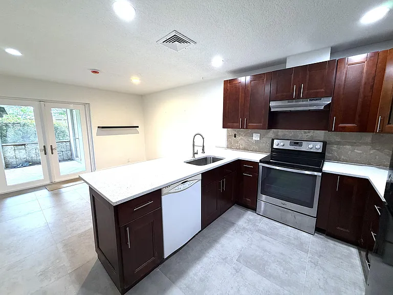 4019 Woodside Dr — Photo 4